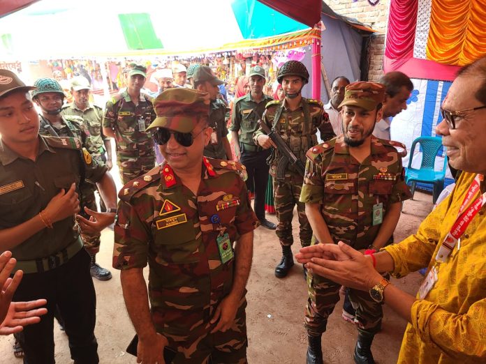ফুলবাড়ীতে পূঁজা মন্ডব পরিদর্শন করলেন সেনা বাহিনী