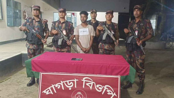 অবৈধভাবে ভারতে অনুপ্রবেশের চেষ্টার সময় যুবক আটক