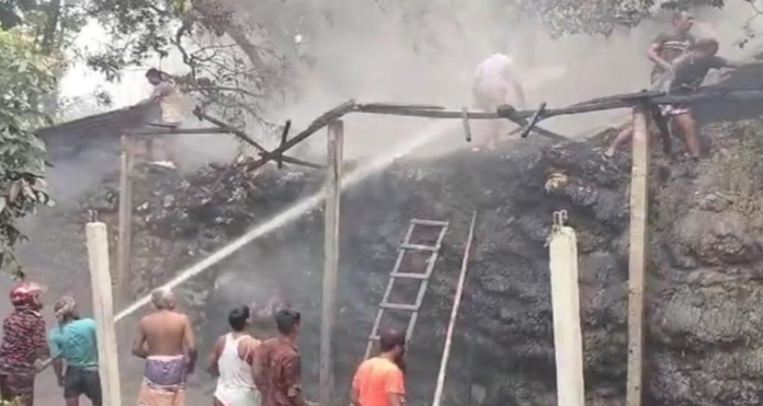 গাইবান্ধায় পাটের গুদামে আগুন, পুড়েছে ৬০০ মণ পাট