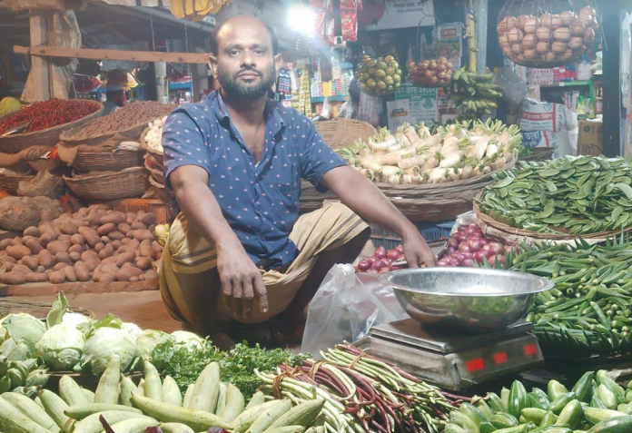 পীরগাছায় অস্থির সবজির বাজারে দিশেহারা নিম্ন আয়ের মানুষ