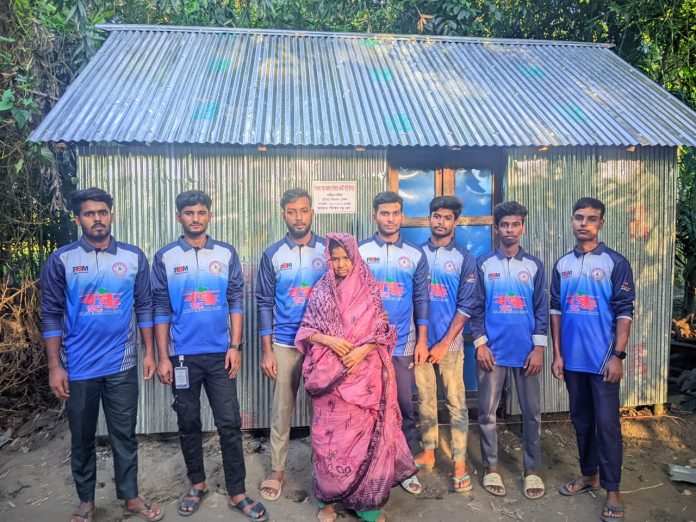অসহায় বৃদ্ধা আহাতন বেগমকে নতুন ঘর উপহার দিল পীরগাছা বন্ধু মহল