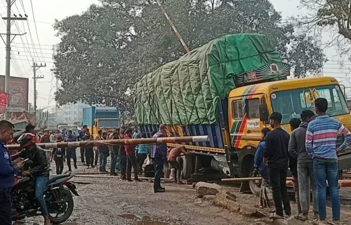পার্বতীপুরে রেললাইনে সার বোঝাই ট্রাক বিকল, ৩ ঘন্টা রেল যোগাযোগ বন্ধ