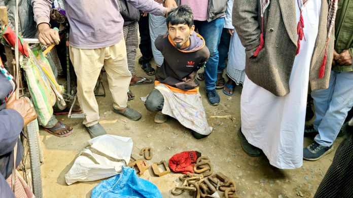 রেললাইন থেকে যন্ত্রাংশ চুরির সময় আটক ১