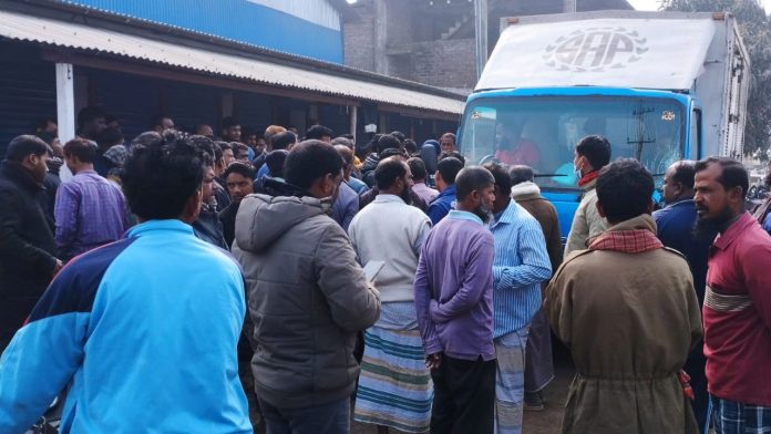 কাভার্ডভ্যানের ধাক্কায় মোটরসাইকেলের দুই আরোহী নিহত