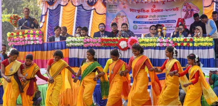 গাইবান্ধায় সাঁওতাল নারীদের ক্রীড়া ও সাংস্কৃতিক উৎসব