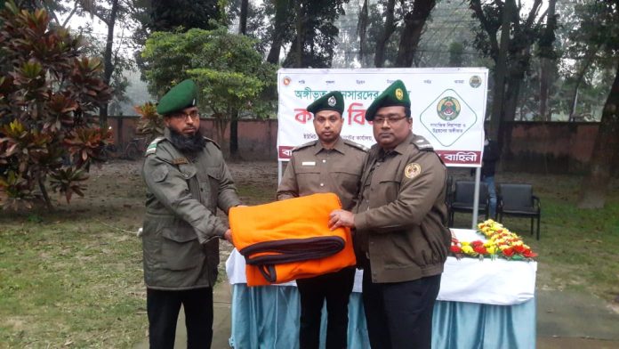 কুড়িগ্রামে অঙ্গীভূত আনসার সদস্যদের মাঝে কম্বল বিতরণ