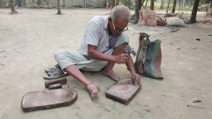 স্মার্ট যুগেও ফুলবাড়ীতে শিলপাটা ধার দিয়ে সংসার চলে শুশীল মোহন্তের