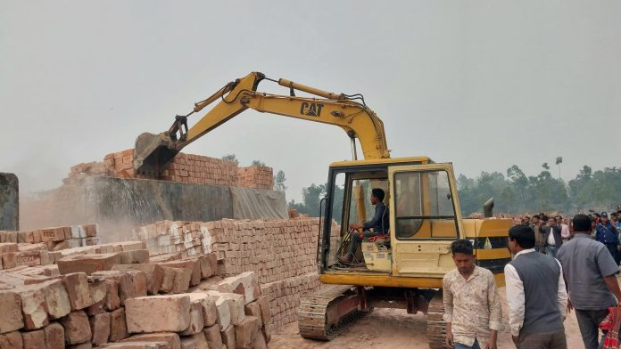 ফুলবাড়ীতে লাইসেন্স না থাকায় বুলডোজার দিয়ে পাঁচ ইটভাটা গুঁড়িয়ে দিলো প্রশাসন