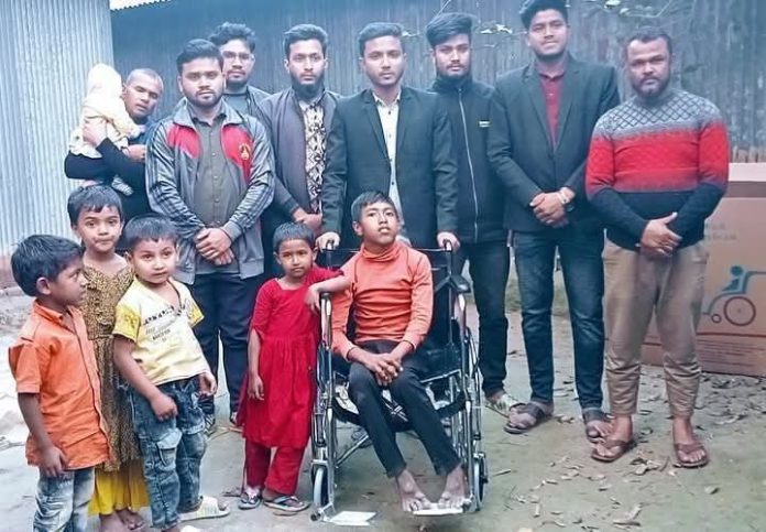 পলাশবাড়ীতে প্রতিবন্ধী রিয়াদের পাশে দাঁড়ালো প্রজন্ম তরুণ সংঘ