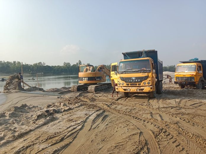 বীরগঞ্জে থামছেই না অবৈধ মাটি ও বালু উত্তোলন