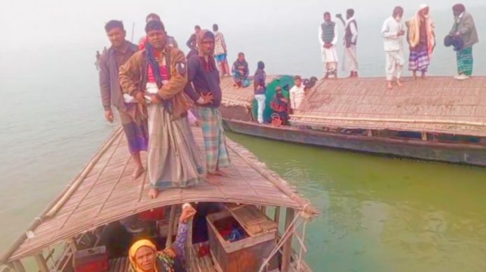 রাজীবপুর- চিলমারী নৌরুটে পুলিশের সামনে ডাকাতি, কয়েক লাখ টাকা লুট