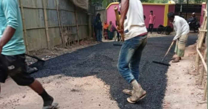 চিলমারীতে প্রাইমকোট ছাড়াই চলছে রাস্তা কার্পেটিং এর কাজ