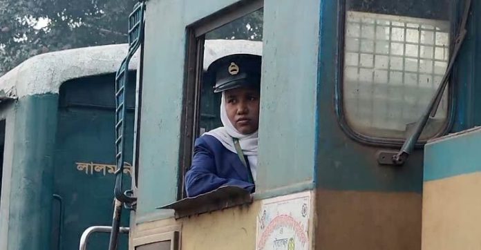 বাড়িতে ৯ মাসের সন্তানকে রেখে ট্রেন চালাচ্ছেন ফরিদা