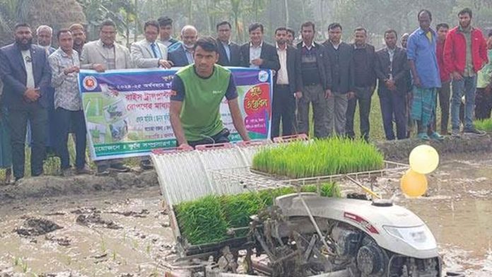 জনপ্রিয় হয়ে উঠছে রাইস ট্রান্সপ্লান্টারের মাধ্যমে ধানের চারা রোপণ