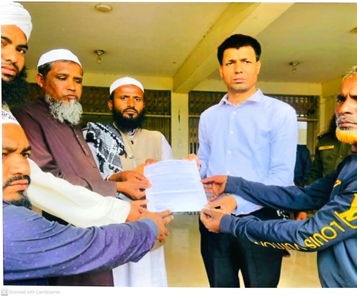 ঘোড়াঘাটে ভান্ডারী মাজার পূজারী বন্ধে ইউএনও, ওসি বরাবর স্মারকলিপি প্রদান