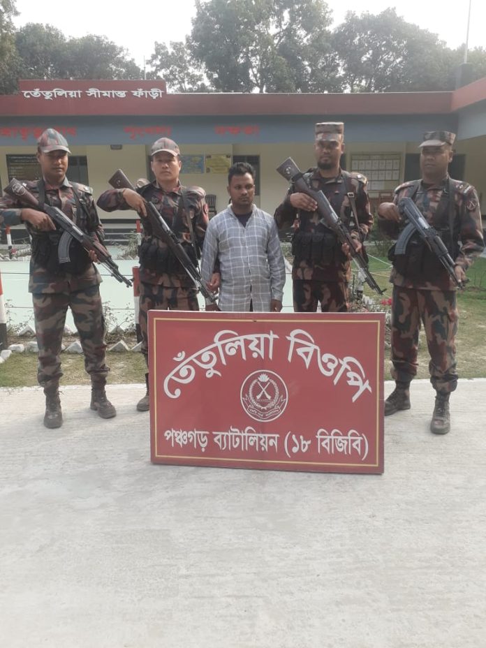 পঞ্চগড়ে বিজিবির হাতে অবৈধ অনুপ্রবেশকারী আটক