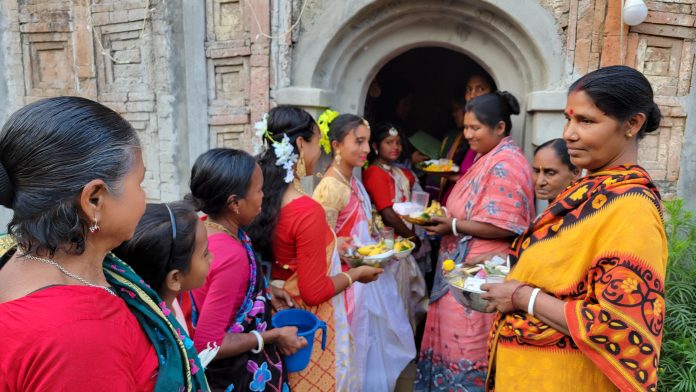 ফুলবাড়ীর নাওডাঙ্গা জমিদারবাড়িতে শিব চতুদর্শী ব্রত পালনে ভক্তের ঢলে মুখরিত