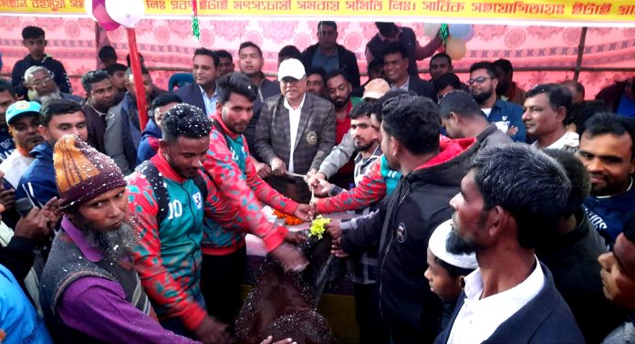 হিলিতে মাষ্টার স্মৃতি ফুটবল টুর্নামেন্টের ফাইনাল খেলা অনুষ্ঠিত