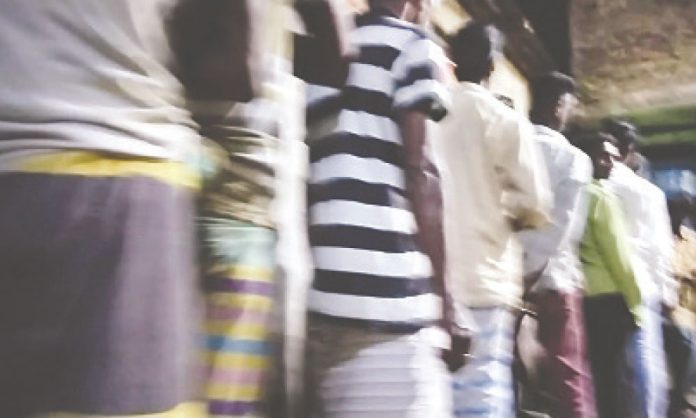 রাজধানীর মোহাম্মদপুরে সারিবদ্ধভাবে লাইনে দাঁড়িয়ে মাদক কিনছেন মাদকসেবীরা