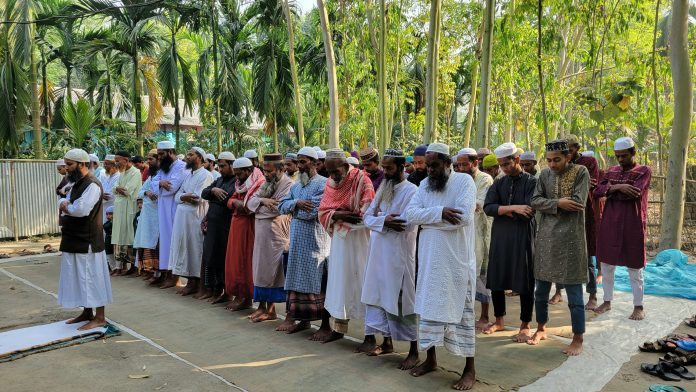 সৌদি আরবের সঙ্গে মিল রেখে ফুলবাড়ীতে ঈদ উদযাপন