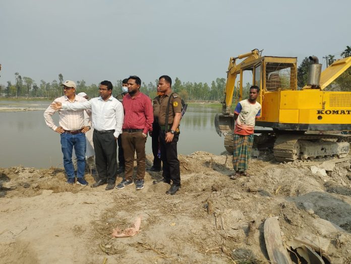 কুড়িগ্রামে চাকিরপশার বিলের অবৈধ স্থাপনা উচ্ছেদ করেছে প্রশাসন