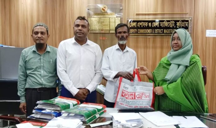 কুড়িগ্রাম সীমান্তে হত্যাকাণ্ডের শিকার ফেলানীর পরিবার পেল সরকারের দেয়া ঈদ উপহার