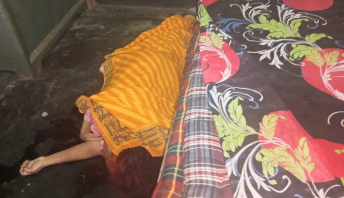 বীরগঞ্জে নিজ ঘরের শয়ন কক্ষ থেকে নারীর রক্তাক্ত লাশ উদ্ধার
