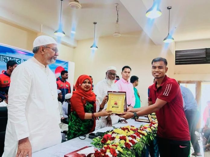 চিরিরবন্দরে জাতীয় ও কৃতি খেলোয়াড়দের সংবর্ধনা প্রদান