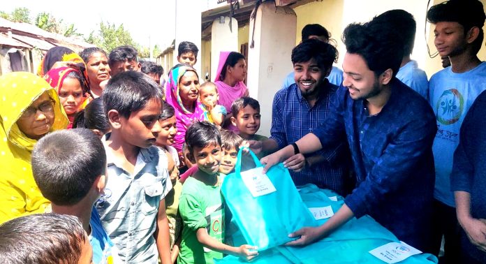 হিলিতে উদ্দীপ্ত তরুণ সংগঠনের উদ্যোগে ঈদ উপহার, খুশি সুবিধাবঞ্চিত শিশুরা