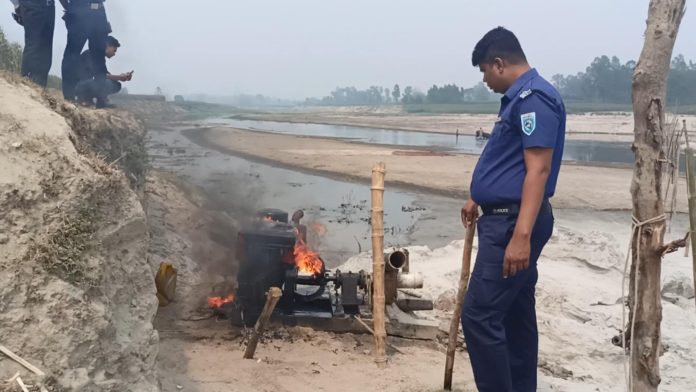 ঘোড়াঘাটে অবৈধ বালু উত্তোলনকারীদের বিরুদ্ধে অভিযান, আটক ১