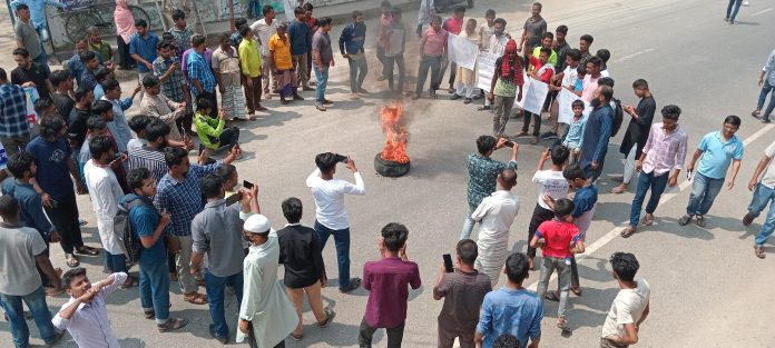 নীলফামারী মেডিকেল কলেজ বন্ধের ষড়যন্ত্র, প্রতিবাদে সড়কে টায়ার জ্বালিয়ে বিক্ষোভ