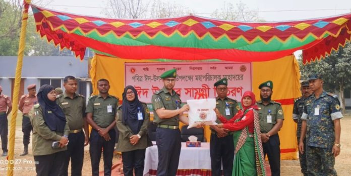 নীলফামারীতে আনসার সদস্যদের মাঝে ঈদ উপহার বিতরণ