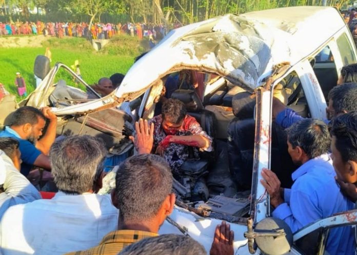 নীলফামারীতে‌ স্বজনের লাশ নিয়ে ফেরার পথে আহত ৫