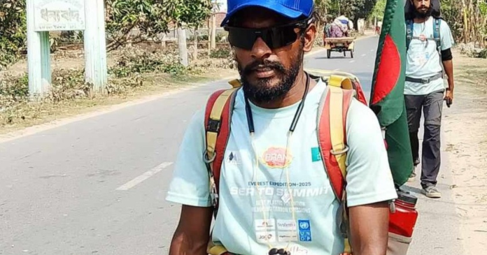 পায়ে হেঁটে বিশ্বজয়ের স্বপ্নে বাংলাদেশী যুবক শাকিলের নবাবগঞ্জ অতিক্রম
