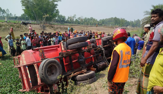 হাকিমপুরে তেল ভর্তি লরি নিয়ন্ত্রণ হারিয়ে খাদে পড়ে নিহত ২