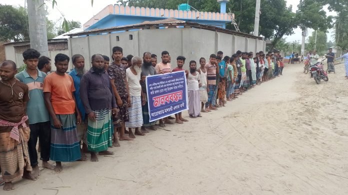 দেবীগঞ্জ উপজেলায় অবৈধভাবে বালু উত্তোলন বন্ধের দাবিতে এলাকাবাসীর মানববন্ধন