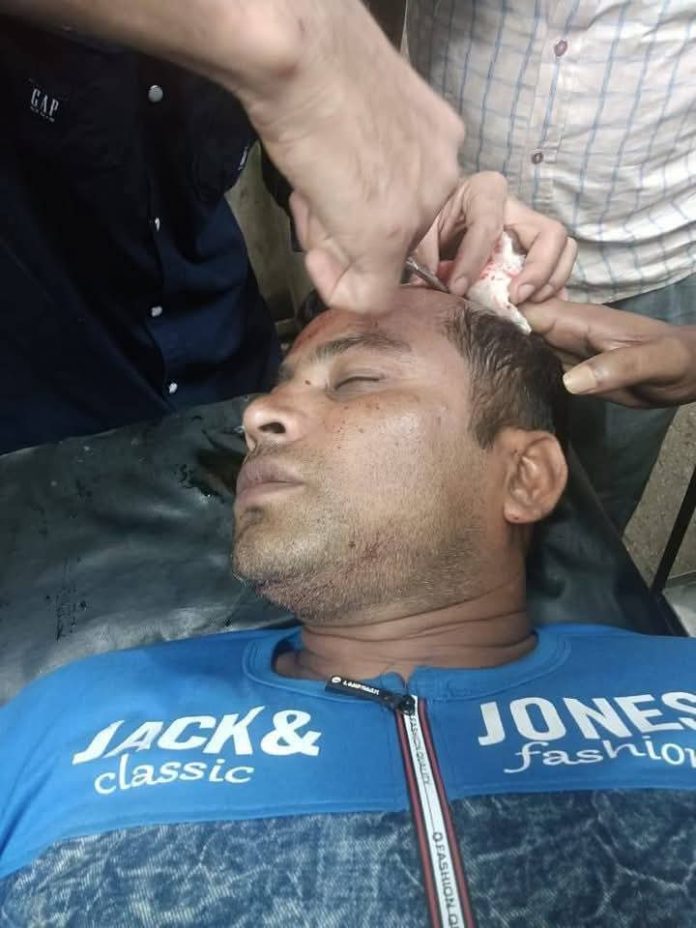 গাইবান্ধার সুন্দরগঞ্জের মণ্ডলেরহাটে আওয়ামী লীগ নেতার ভাই বাবুর সাথে ছাত্রদল নেতা শফিকুল ইসলামের কথাকাটাকাটির জেরে হামলা ও দোকান ভাঙচুরের ঘটনা ঘটেছে। এ ঘটনায় বিএনপি ও যুবদলের ৬ নেতা আহত হয়েছেন।