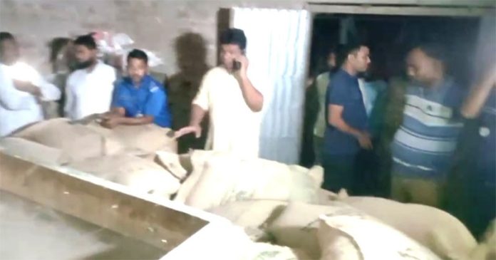 হাকিমপুরে খাদ্যবান্ধব কর্মসূচির সাড়ে ৫ মেঃ টন চাল ও ১০৪টি বস্তা জব্দ