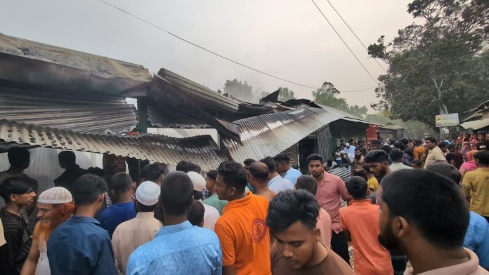রাজিবপুরে আগুনে পুড়ল ১১ দোকান