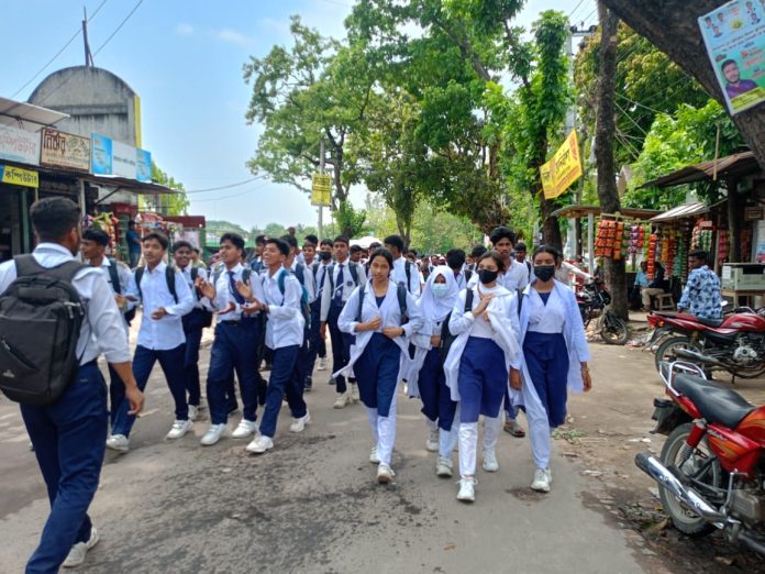 কুড়িগ্রাম কালেক্টরেট স্কুল এন্ড কলেজ/ বরখাস্তকৃত অধ্যক্ষকে পুনর্বহালে বিক্ষুদ্ধ শিক্ষার্থীদের ওপর হামলা