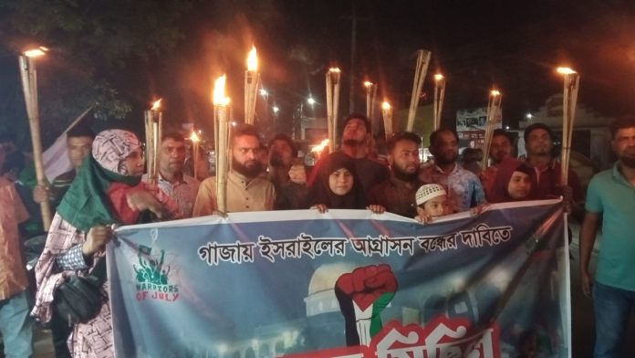 গাজায় ইসরায়েলের আগ্রাসনের প্রতিবাদে দিনাজপুরে মশাল মিছিল