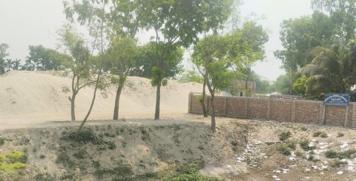 বীরগঞ্জে অবৈধ বালু উত্তোলনের মহোৎসব