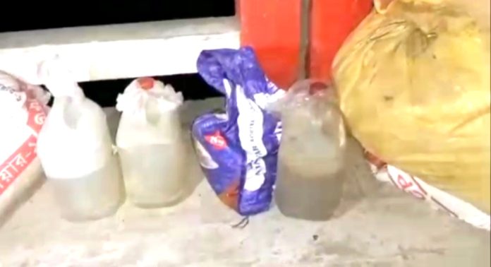 বিরামপুরে ২১ লক্ষ টাকার চোলাই মদ ও তৈরির কাঁচামাল জব্দ