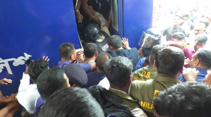 দুই মামলায় আদালতে হাজিরা দিতে এসে জনরোষের মুখে সাবেক সংসদ আফতাব