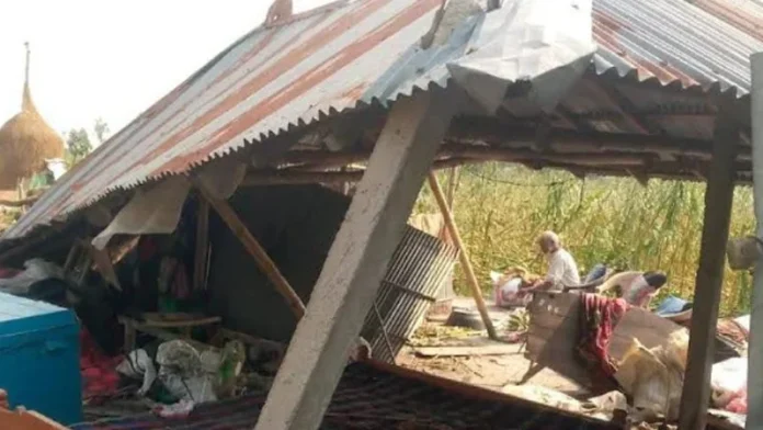 ৩০ মিনিটের কালবৈশাখী ঝড়ের তাণ্ডবে বিধ্বস্ত শতাধিক ঘরবাড়ি