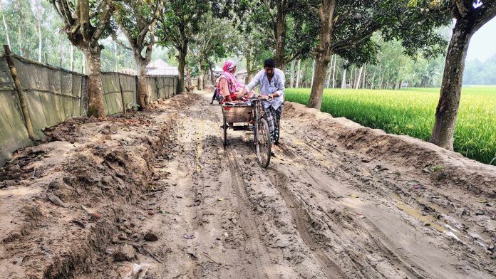 রাস্তা খুঁড়ে লাপাত্তা ঠিকাদার, বিপাকে ৯ গ্রামের মানুষ