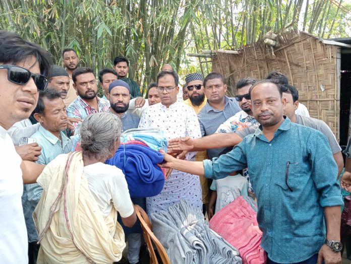 ঠাকুরগাঁওয়ে অগ্নিকাণ্ডে ক্ষতিগ্রস্ত পরিবারগুলোর পাশে জেলা যুবদল