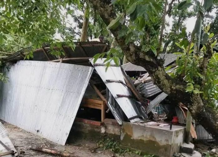 নীলফামারীতে কালবৈশাখীর তাণ্ডব: প্রাণে বেঁচে গেলেন অন্তঃসত্ত্বা নারী ও শিশু