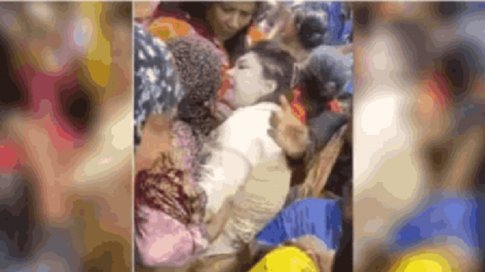 চেম্বার থেকে নারী চিকিৎসককে টেনেহিঁচড়ে রাস্তায় এনে মারধর