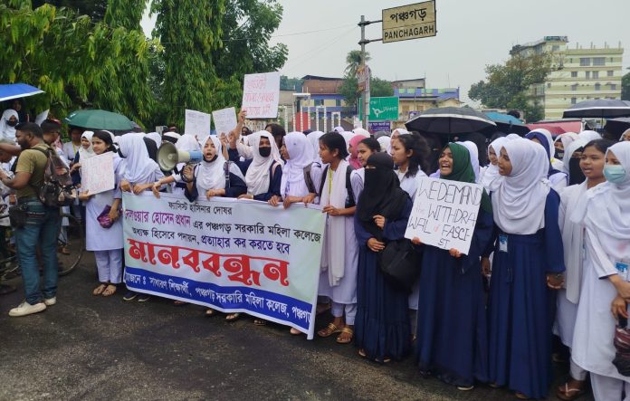 পঞ্চগড়ে অধ্যক্ষের পদায়ন প্রত্যাহারের দাবিতে কলেজ শিক্ষার্থীদের মানববন্ধন